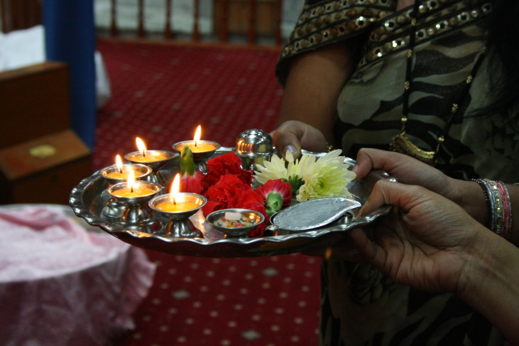 Prayer plate with lamps and flowers